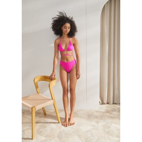 Good American Góra od bikini GOM81J00G-J11