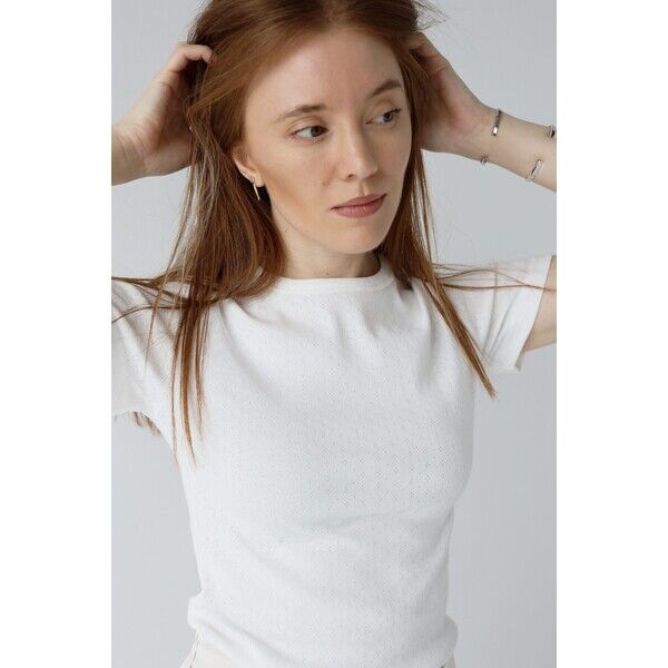 Ażurowy t-shirt o dopasowanej formie Maisie - ANNA WATRAS 5900001505175