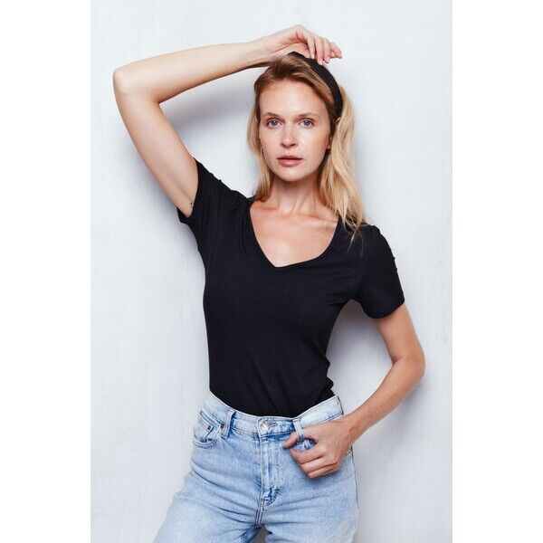 T-shirt z dekoltem V z wiskozy | ELVIRE | ANNA WATRAS 5900000633367